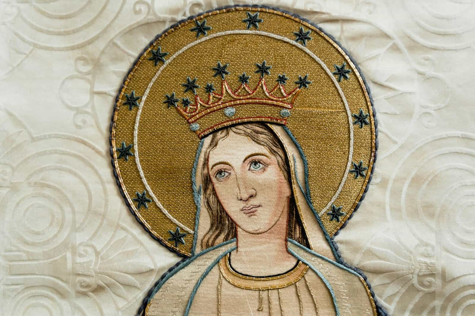 Image of a drape of the Virgin Mary being the Queen of the World