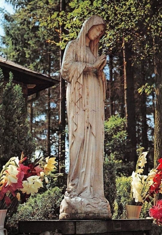 Image of a statue of Our Lady of Banneux in belgium